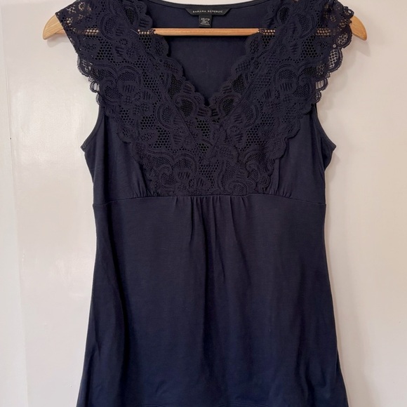 Banana Republic| Feminine Navy Blue Lace V-Neck Jersey Knit Blouse Top Sz XS - Picture 1 of 5